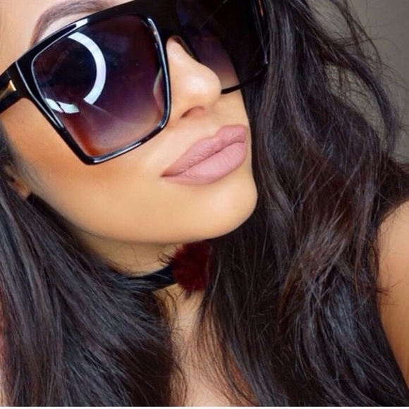 RESTOCK!! 🌟”Chic and Polished" Sunglasses - Picture 5 of 6